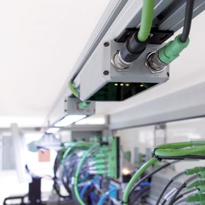 Bild 3: Die Leuchten werden über das PLD-Kommunikationsmodul angesteuert(Phoenix Contact)