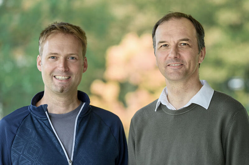 Prof. Dr. Tobias Glasmachers (links) und Prof. Dr. Laurenz Wiskott suchen am Institut für Neuroinformatik gemeinsam innovative Wege zur künstlichen Intelligenz. (Roberto Schirdewahn)