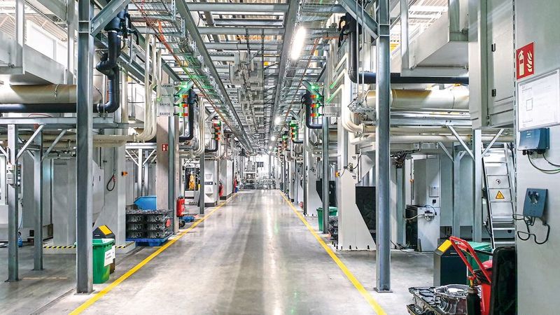 Insgesamt zehn Fertigungszellen sind in dem modernen Werk in Harzgerode in zwei Linien angeordnet.   (Bild: Mapal)