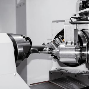 Hämmern mit Highspeed: An die Stelle des Hammers beim manuellen Dengeln tritt beim Starrag-Prozess ein elektrisch angetriebenes Spezialwerkzeug, das in einem Bearbeitungszentrum ein Bauteil µm-genau auf Endkontur bringt.
