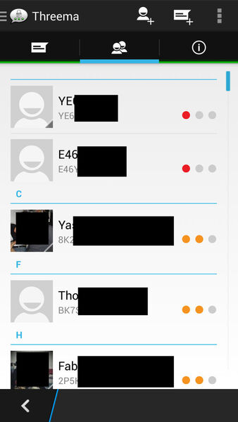So sieht ein typisches Adressbuch nach dem Start aus. Die farbigen Kreise geben die Vertrauenswürdigkeit des Kontakts an: Rot sind manuell hinzugefügte Kontakte, die weder im Adressbuch auftauchen noch manuell per QR-Code-Scan überprüft wurden. Orange sind Nutzer, deren Telefonnummer und E-Mail über den Server bestätigt wurde. (Bild: VBM)