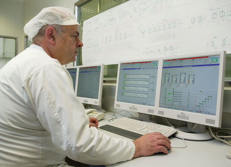 Siemens unterstützt milchverarbeitende Betriebe dabei wettbewerbsfähig zu bleiben. Das Prozessleitsystem Simatic PCS 7 etwa dient als Basis, um Prozesse effektiv zu steuern. (Bild: www.siemens.com/press)
