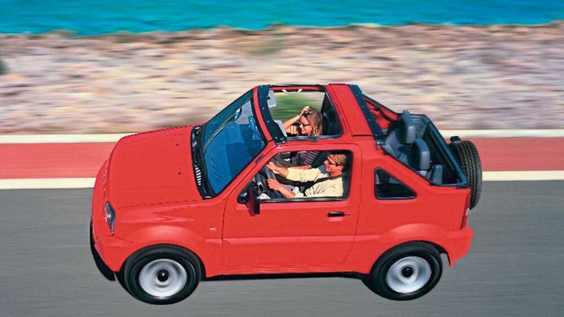 Mit dem Jimny führt Suzuki 1998 den automobilen Offroadkult fort. Der komplett überarbeitete dreitürige Erbe des LJ 80 bleibt äußerlich seiner Form treu. Über jeden Zweifel erhaben sind die Geländefähigkeiten des knapp über 3,60 Meter langen Kraxlers: Zuschaltbarer Allradantrieb und Geländereduzierung (4WD-L) machen das Gros aller Hindernisse nur theoretisch zur Hürde.  (Bild: Suzuki)