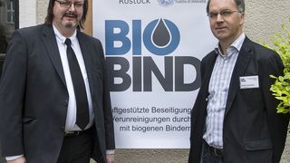 Prof. Fokke Saathoff (l.) hat die Gesamtprojektleitung für das Forschungsprojekt BioBind, Dr. Martin Powilleit ist Projektkoordinator. (Bild: Edeltraud Altrichter/Uni Rostock)