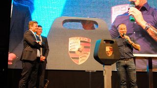 Die Schlüsselübergabe an Geschäftsleiter Torsten Schenker fand fast exakt um elf Minuten nach neun statt. (Uhl/ »kfz-betrieb«)