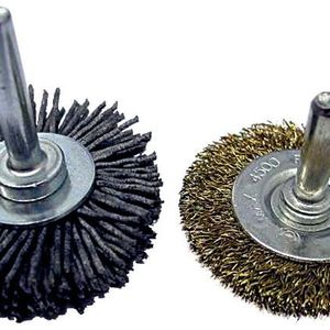 Bild 1: Filamentbürste (links) und Metallbürste (rechts) für das Bürstspanen.