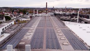 Photovoltaikanlagen im Continental-Reifenwerk in Korbach: Ein neuer Windpark liefert bald zusätzliche Energie für das Werk. (Bild: Continental)