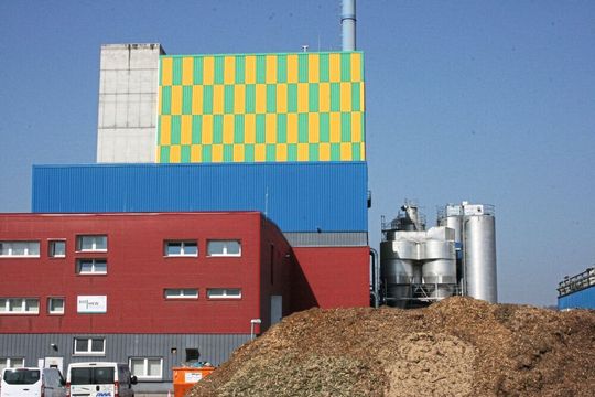 Holzhackschnitzel vor einem Kraftwerk (Bild:  Harald Thorwarth/ Hochschule für Forstwirtschaft Rottenburg)