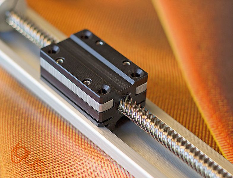 Dank des Steilgewindes eignet sich die kompakte Miniaturlinearachse Drylin SLN-27 jetzt für schnelle Handling- und Positionieraufgaben – gerade auch in Umgebungen, in denen Trockenlauf gefordert ist. (Igus)