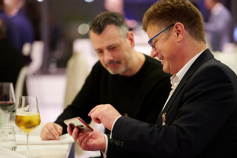 Impressionen vom ELEKTRONIKPRAXIS Frühlingsfest 2023 im Ketterer Kunst mit der Verabschiedung von Johann Wiesböck.  (Bild: © EYE AM CHRIS)