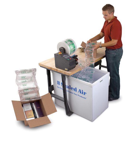 Das Luftpolster-Verpackungssystem Fill-Air Cyclone erfüllt die Anforderungen an hohes Verpackungsaufkommen, ohne wertvolle Aufstellfläche zu verschwenden. (Bild: Sealed Air)