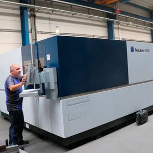 Dank der Trulaser 5040 fiber mit 24 Kilowatt Leistung kann Hofele Blechbearbeitung auch 40 Millimeter dicke Baustahlbleche sowie Bauteile aus Edelstahl und anderen hochwertigen Materialien problemlos bearbeiten  ...(Bild:  Trumpf)