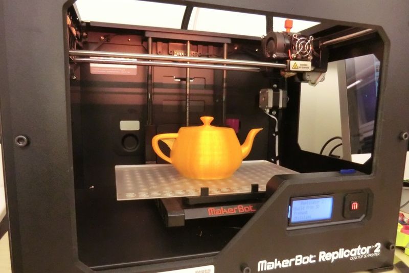 Eine Teekanne aus einem Biokunststoff (PLA) noch im Drucker. Der Deckel kann selbstverständlich abgenommen werden. (Foto: flickr.com/Creative Tools (CC By-SA 2.0))
