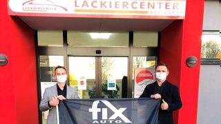 Sergej Wasiljew, Inhaber Karosserie- und Lackiercenter Weilburg (re.), und Fix-Auto-Deutschland-Geschäftsführer Roy de Lange nach der Vertragsunterschrift.  (Fix Auto)