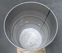 Viscoflux mobile – achieves residual quantities of less than 1 % (in drums without inliner) – also emptying drums with slight transportation dents (Picture: Flux)
