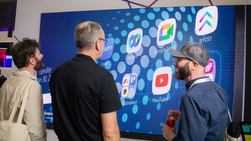 Die Aussteller werden auch 2025 auf der Messe unter anderem neue Lösungen wie interaktive Displays, ... (Bild: BENJAMIN ARTHUR PHOTOGRAPHY)