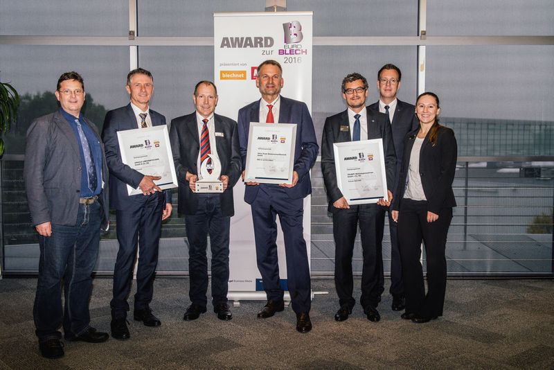 Peter Königsreuther (links), Redakteur bei MM MaschinenMarkt, präsentierte die Shortlist-Gewinner der Kategorie Verbindungstechnik (v.l.): Uwe Wolfarth (Arnold & Shinjo, Heinz Soyer jun. und Oliver Pohlus (beide Heinz Soyer Bolzenschweißtechnik), sowie Thomas Rupp, Nikolaus Wagner und Evelyn Konrad (alle Trumpf). (Mario Wezel)