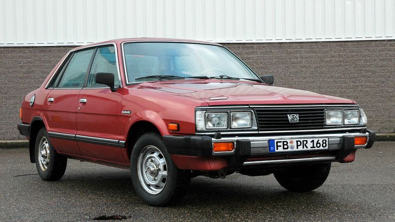 Zunächst war der Allradantrieb bei Subaru nur mit einem Handhebel oder mit Unterdruck per Knopfdruck zuschaltbar. Da ein Zentraldifferenzial fehlte, konnte man ihn im Gelände oder bei rutschigem Untergrund nutzen. Ab 1988 gab es zunächst in den Turbo-Modellen den permanenten Allradantrieb mit Untersetzung für Sedan und Super-Station oder ein elektronisches Viergang-Automatikgetriebe. Bei Fahrzeugen mit Handschaltgetriebe und dem permanenten Allradantrieb gab es noch eine zusätzliche Untersetzung für Geländefahrten. Außerdem war auf Wunsch ein hinteres Sperrdifferenzial erhältlich.  (Bild: Subaru)