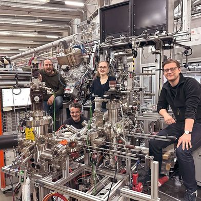 Ionenbeschuss schafft Quantenschalter! Von links: J. Buck, K. Rossnagel, A. Niggas und R. Wilhelm von der TU Wien beim Asphere III Setup am DESY in Hamburg. (Bild: TU Wien)
