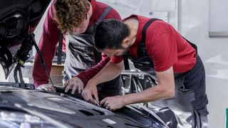 Mewa bietet Kfz-Vertragswerkstätten die Option, den Textilservice auch für eigene CI-Kleidung zu nutzen.  (Bild: Mewa)