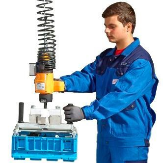 Mithilfe des Elektroseilzugs Z-RE von Zasche können Nutzer hohe Taktzeiten bei längerer Betriebsdauer und greingeren Wartungskosten erreichen.(Bild:  Zasche)