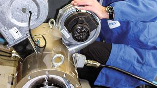 Endkontrolle eines 75 kW-PM-Motors vor dem Versand (Bild: SKF)