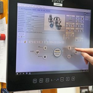 Paperless production: Via the industrial PC's touchscreen, the operator can digitally transfer the actual tool data to the machine. (Image:Haimer)