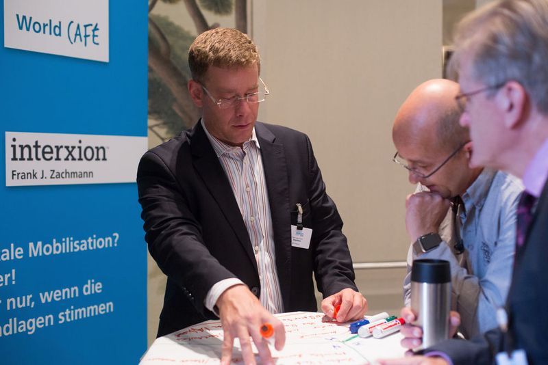 »Digitale Mobilisation? Sicher! Aber nur, wenn die Grundlagen stimmen« Frank Zachmanns Worldcafé sorgte für rege Beteiligung. (www.bergemann-fotografie.de)