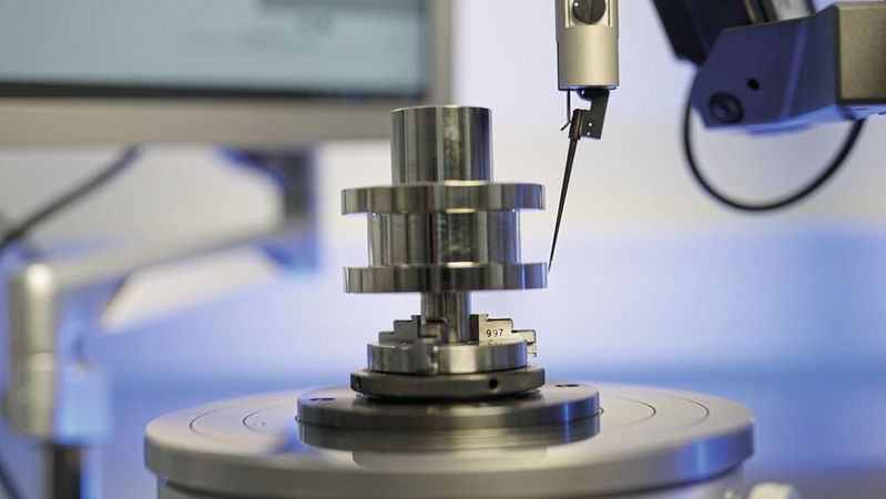 Qualitätsprüfung im Detail: Rundheitsvermessung eines Werkstücks mittels Accretech Rondcom.(Bild:  Accretech)