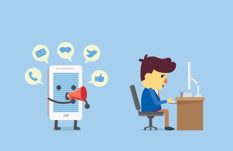 Einer der Hauptfaktoren warum Aufgaben nicht fertig werden, ist fehlende Konzentration. Versuchen Sie daher mögliche Ablenkungen auf ein Minimum zu reduzieren. Aktivieren Sie beispielsweise den „Nicht-Stören“-Modus auf Ihrem Smartphone oder entfernen Sie dieses komplett aus Ihrem Sichtfeld. Außerdem sollte ihr Arbeitsumfeld möglichst wenig Ablenkungen bieten, zum Beispiel durch einen ordentlichen und organisierten Arbeitsplatz. (Bild: logo3in1 – stock.adobe.com)