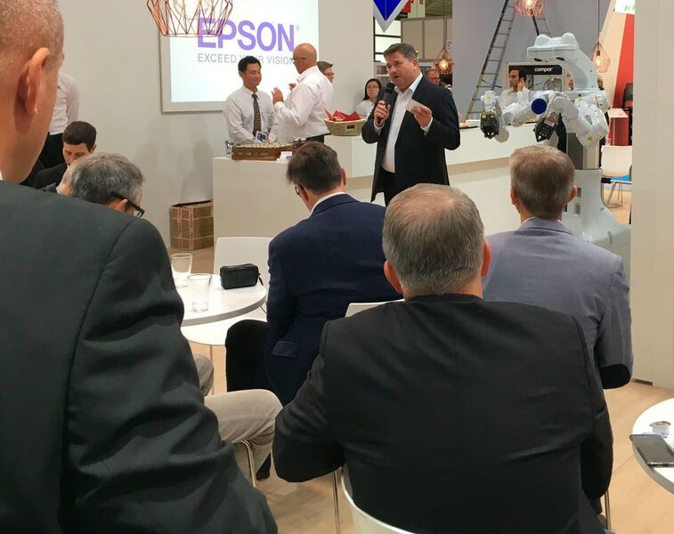 Volker Spanier, Leiter Factory Automation bei Epson: „Bei Epson sind Roboter auch in der eigenen Uhrenfertigung im Einsatz. So bekommen wir aus der Praxis von den Kollegen unmittelbares Feedback für Verbesserungen.“ (Epson)