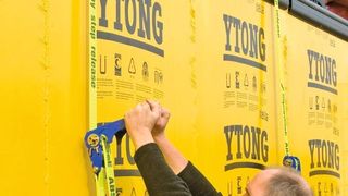 Mit Langkantenwinkeln lassen sich lose Ladungsverbünde zu einem festen Paket schnüren. Die große Kantenrundung erhöht dabei die Vorspannkraft.Bilder: Span-Set (Archiv: Vogel Business Media)