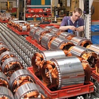 Ein bisschen Kupfer muss sein: Während der Rotor des neuen Motors vollständig aus magnetischen Blechen besteht, ist der vierpolige Stator weiterhin aus Kupfer. Seit 2012 läuft die Serienproduktion der Supreme-Motoren im KSB-Werk Halle an der Saale. (Bild: KSB)