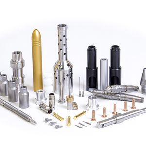 Vielfältige Präzisionsteile aus Aluminium, Stahl und Kupfer. Die Auswahl zeigt die Bandbreite an Werkstoffen, die FACTUREE über ein geprüftes Lieferantennetzwerk realisiert.(Quelle:  FACTUREE - Der Online-Fertiger)