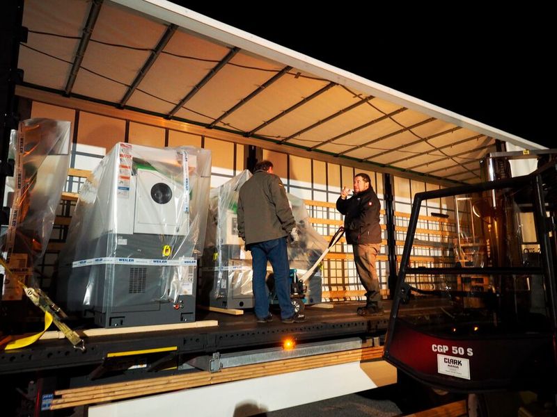 Die Weiler-Maschine für die Berufsschule 2 in Nürnberg-Gostenhof im Lkw – noch ist es finster ... (Bild: Weiler)