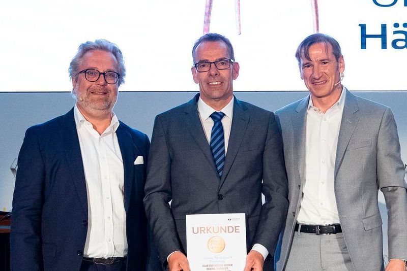 Christophe Mittelberger, Vorstand Qualität und Kundendienst bei Renault Deutschland (li.) und Dirk Kirschenhofer, Direktor Vertrieb Renault Bank (re.), gratulierten Oliver Härtel vom Autohaus Härtel zum Gesamtsieg unter den A-Händlern beim „Club de l’Élite 2018”.  (Renault)