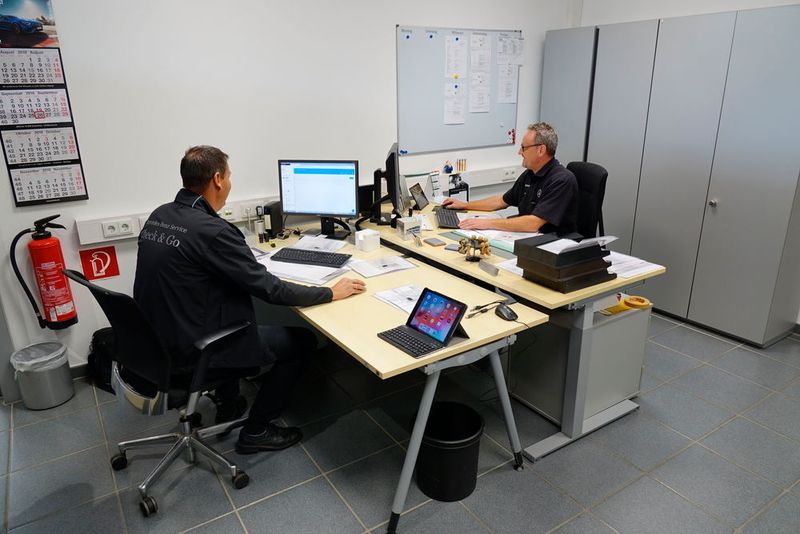 Beresa hat für die Serviceberater separate Büros eingerichtet, sie sitzen jetzt nicht mehr „wie auf dem Präsentierteller“ im Wartebereich. Das ungestörte Arbeiten hebt die Arbeitsqualität enorm.  (Jan Rosenow / »kfz-betrieb«)