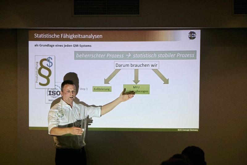Markus Fischer, Director Technical Compliance SCS Concept, referiert zur „Schraubentechnik im Wandel“ und den neuen VDI/VDE-Richtlinien. (Bild: Sandra Götz/VCG)