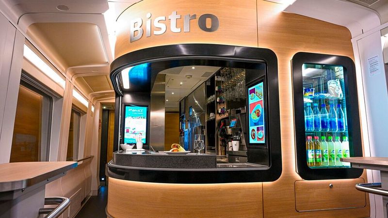 Das Bordbistro im ICE L. (Bild: Deutsche Bahn / Dirk Wittmann)