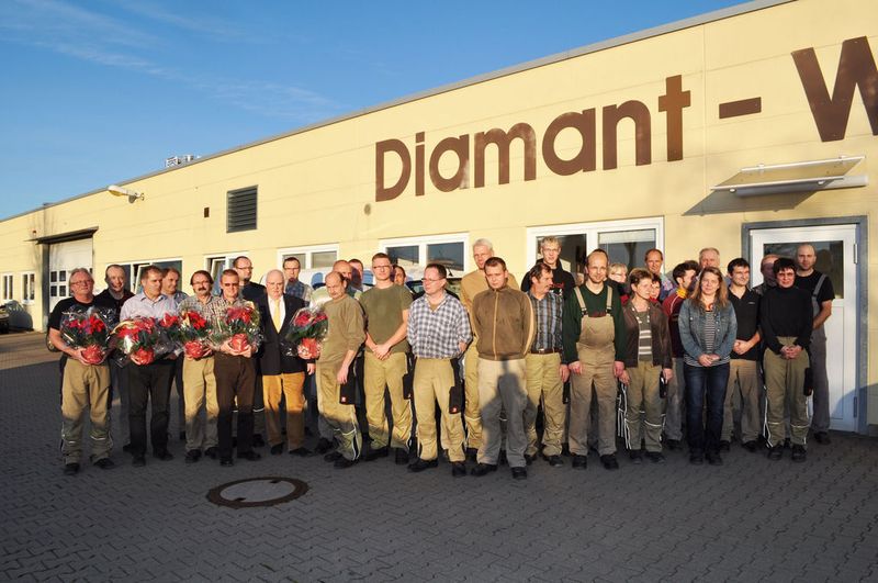 Die Belegschaft präsentiert sich mit den Jubilaren und Horst Lach vor dem Werk Lichtenau.  (Bild: Lach Diamant)