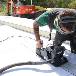 Polier Mathias Schmitt, der Name ist Zufall, kann das stabile Schwert des Trumpf-Panelcutters mit nur mäßig starkem Druck an jeder beliebigen Stelle maßgenau und ohne Startlochbohrung in das Verbundmaterial eintauchen. (Bild:  Trumpf)