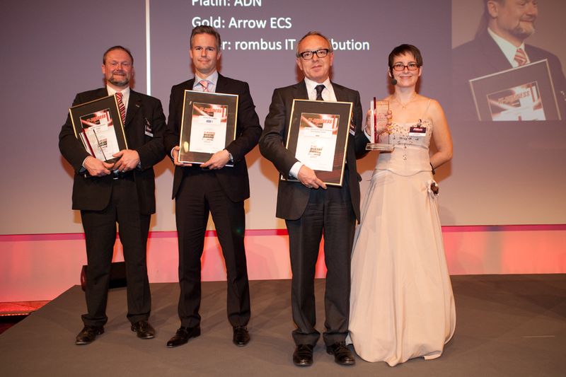 Gewinner Software & Applications (v.l.): Jan Schubert (rombus IT), Jesper Trolle (Arrow ECS), Hermann Ramacher (ADN), Sarah Maier (IT-BUSINESS) (Archiv: Vogel Business Media)