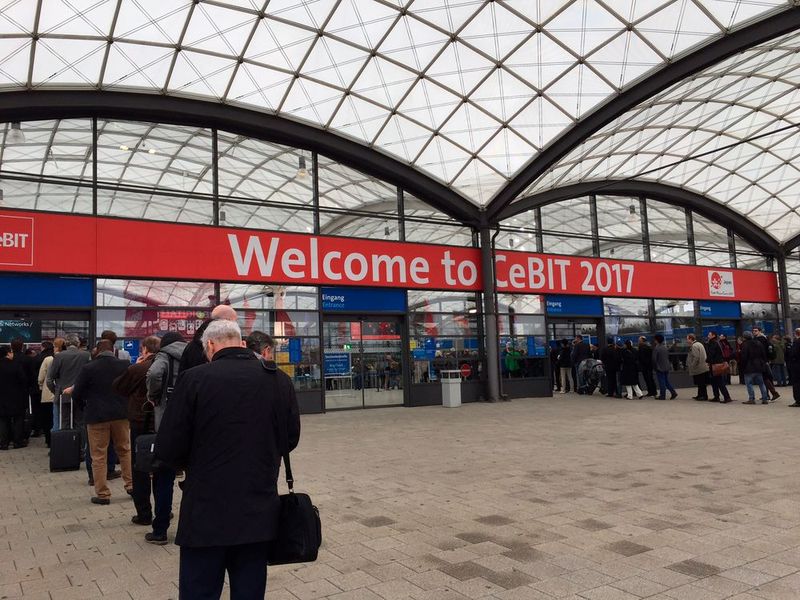 Gut besucht waren die ersten beiden Tage der CeBIT. Neu war die Taschenkontrolle und damit langen Schlangen am Eingang.  (Bild: Markus Dalke)