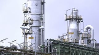 Mit der neuen MDI-Anlage am Standort Shanghai steigt der Bedarf am Vorprodukt Anilin. Forscher von Bayer Materialscience haben ein neues Verfahren zur Anilin-Produktion entwickelt  Bild: Bayer Materialscience (Archiv: Vogel Business Media)