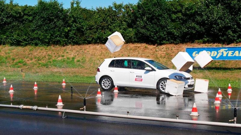 Bis zu zehn Meter mehr Bremsweg aus 80 km/h zeigten die No-Name-Reifen auf nasser Fahrbahn.(Bild:  KÜS)