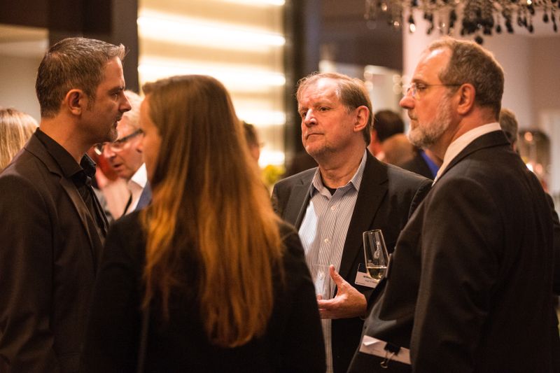 Beim Get Together (v. l.): Nadir Yilmaz (Vitel), Daniela Johl (Vitel), Wilfried Platten und Andreas Donner (beide Vogel IT-Medien).  (artful rooms / Vogel IT-Medien GmbH)