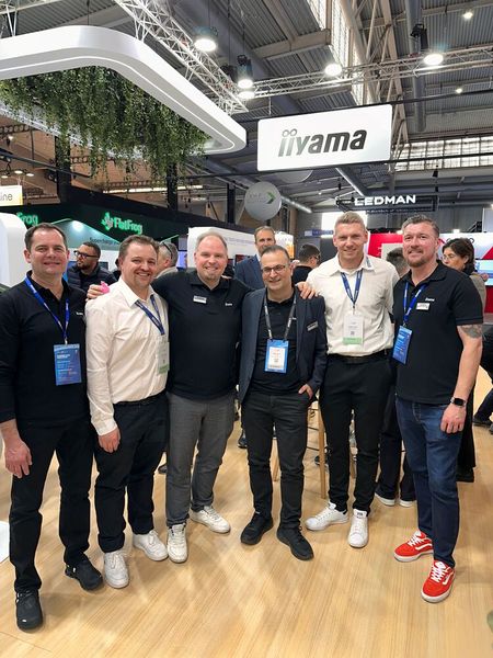 Ein Distri auf dem Stand und das iiyama Team strahlt mehr wie ihre Monitore (v. l.) Ole Jacobs, Dominik Dütsch (Systeam), Christian Tienemann, Erkan Sekerci, Sebastian Spörl (Systeam) und Lukas Kalisz. (Bild: Vogel IT-Medien GmbH)