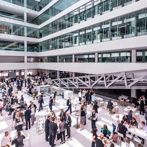 Der neue Labor- und Bürokomplex "LOC 37" beherbergt unter anderem das größte biotechnologische Ausbildungszentrum Bayerns.