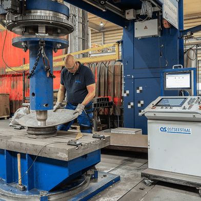 A worker forming a test piece. Thanks to the measuring system, the use of test templates can be dispensed with during forming. (Image:Fraunhofer IOF)