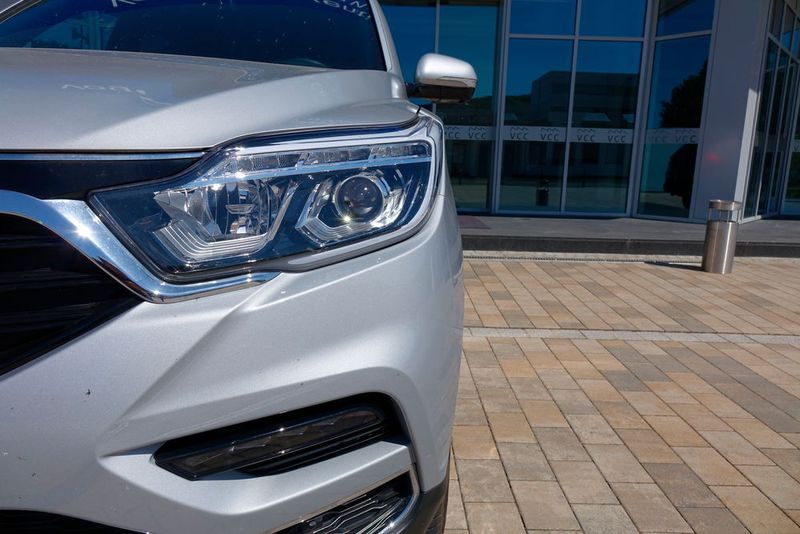 In der Topsausstattung gehören das in die Scheinwerfer integrierte LED-Tagfahrlicht und serienmäßige LED-Nebelscheinwerfer zum Lieferumfang. (Jens Scheiner)